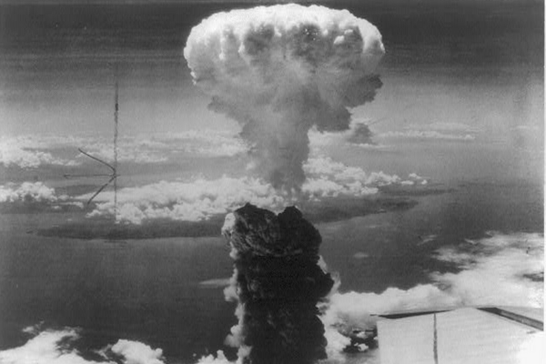 US Bombs Nagasaki